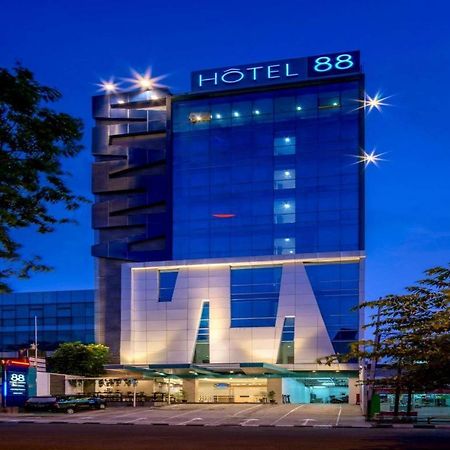 Hotel 88 Grogol By Wh Jakarta Ngoại thất bức ảnh