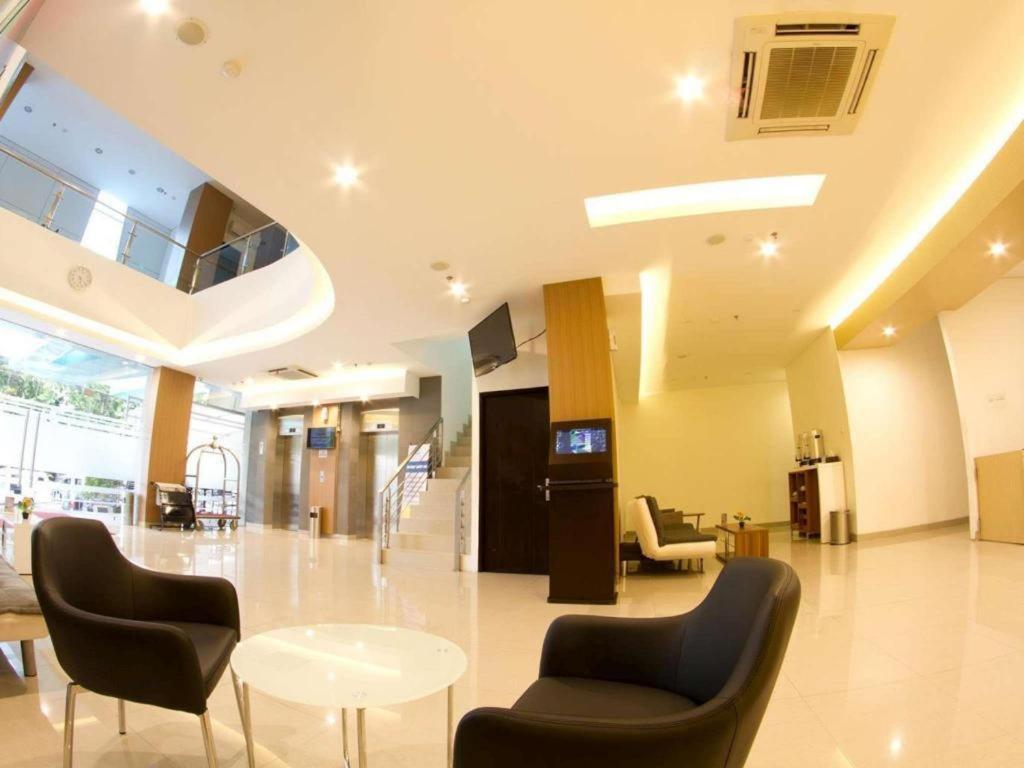Hotel 88 Grogol By Wh Jakarta Ngoại thất bức ảnh