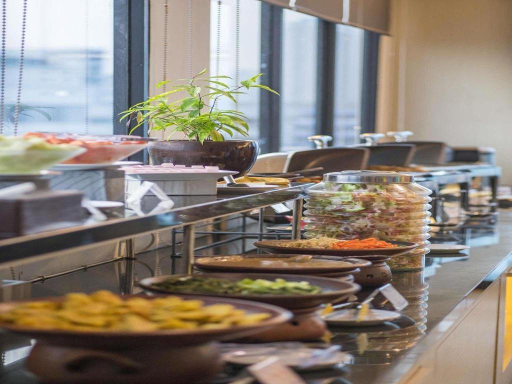 Hotel 88 Grogol By Wh Jakarta Ngoại thất bức ảnh