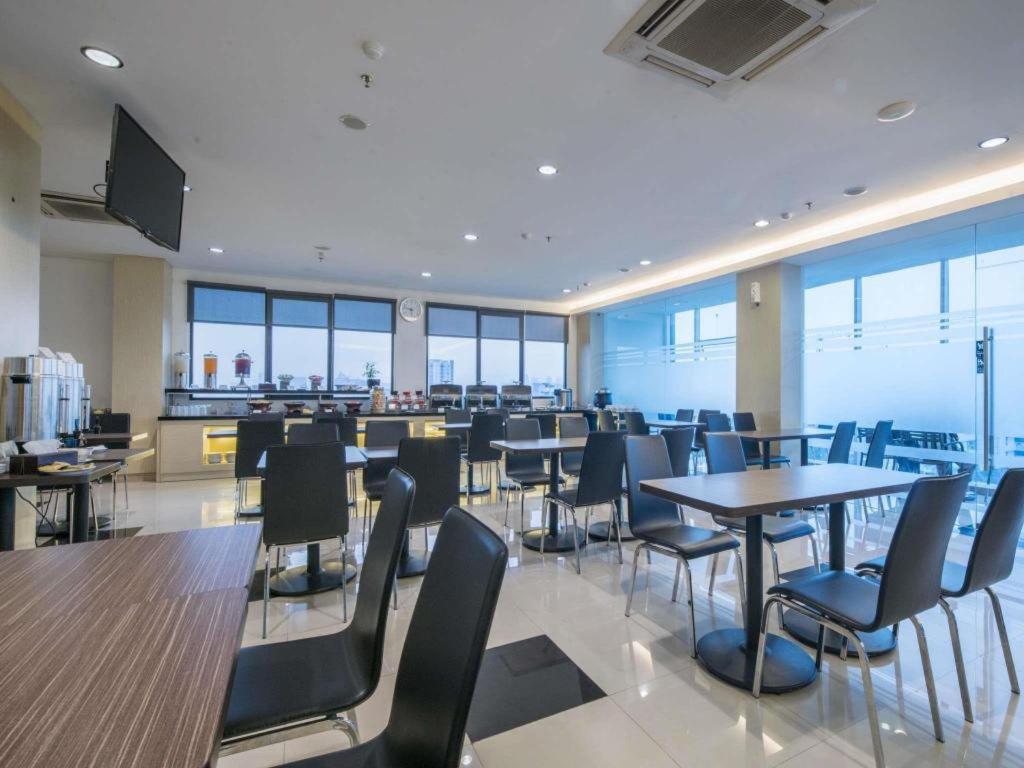 Hotel 88 Grogol By Wh Jakarta Ngoại thất bức ảnh