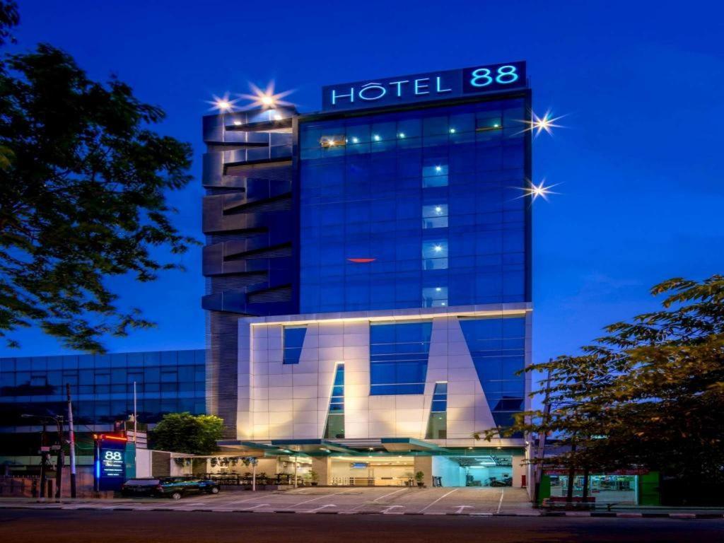 Hotel 88 Grogol By Wh Jakarta Ngoại thất bức ảnh